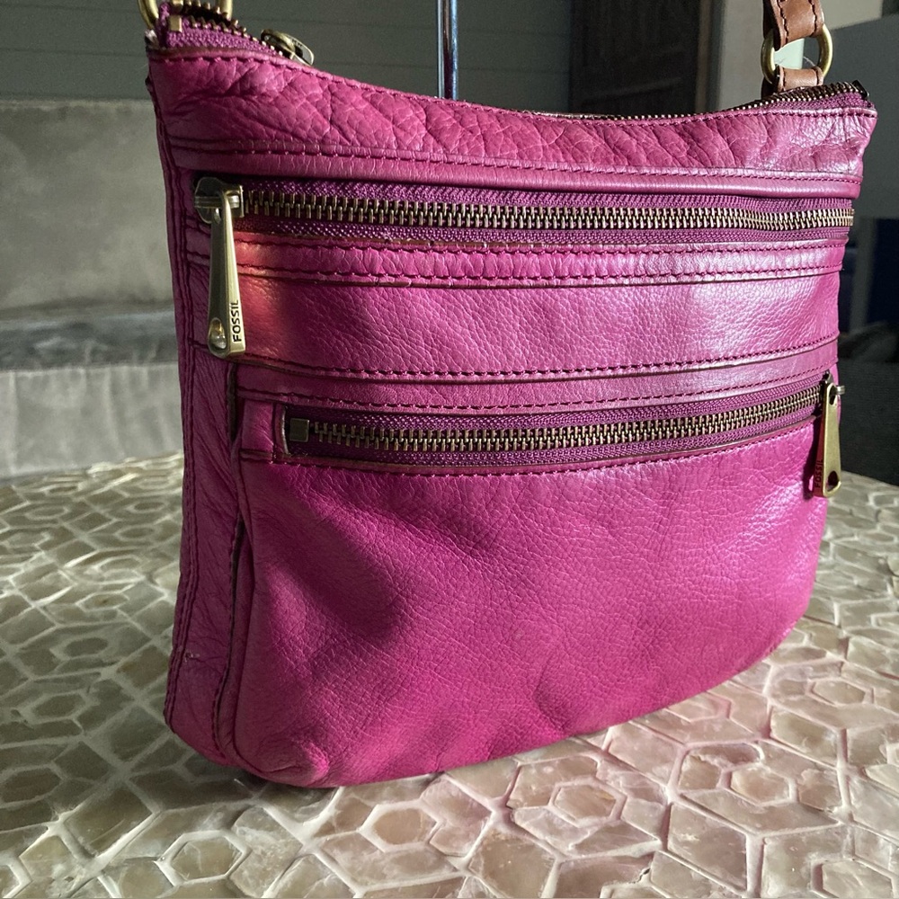 Fossil ‘Explorer’ cow-hide leather crossbody in ‘fuchsia’ - Picture 4 of 15